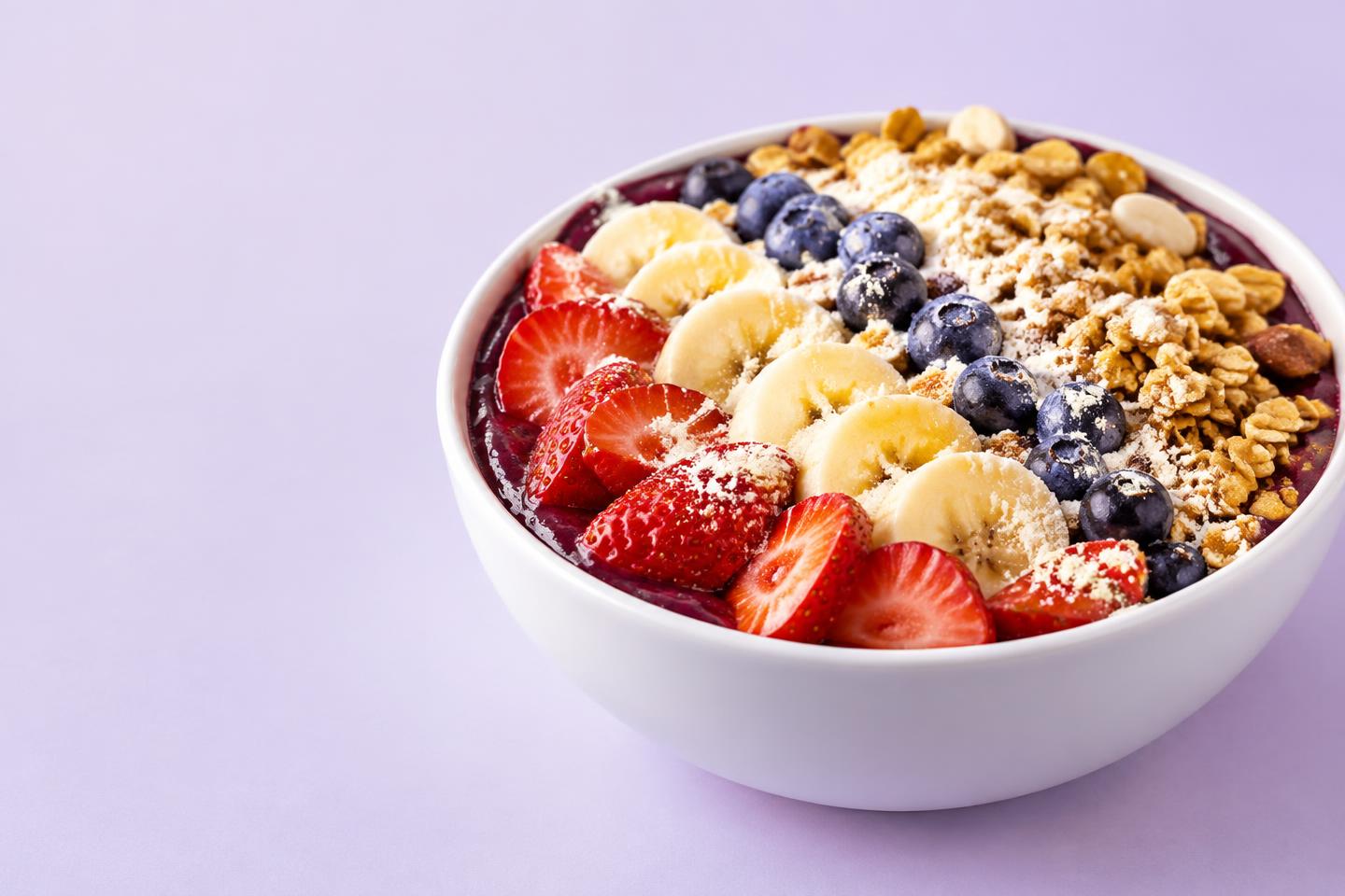 Açaí com frutas e granola